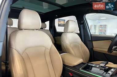 Позашляховик / Кросовер Audi Q7 2023 в 