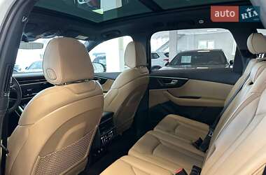 Позашляховик / Кросовер Audi Q7 2023 в 