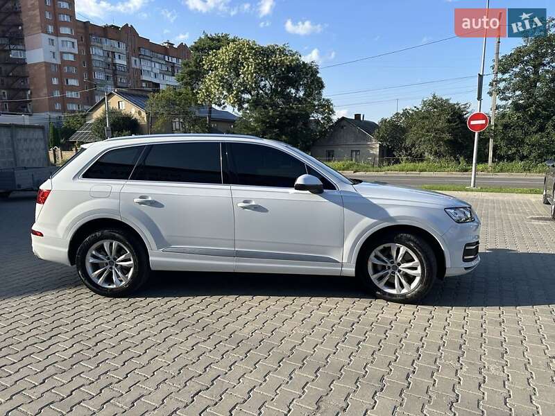 Внедорожник / Кроссовер Audi Q7 2016 в 