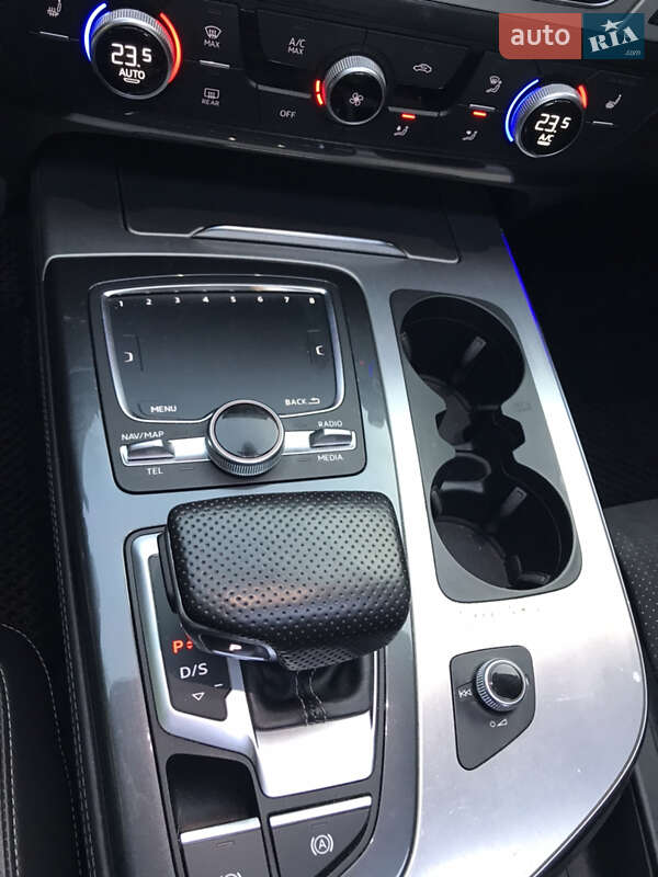 Позашляховик / Кросовер Audi Q7 2015 в Луцьку