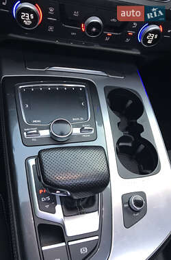 Внедорожник / Кроссовер Audi Q7 2015 в 