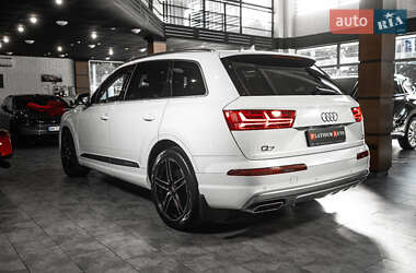 Внедорожник / Кроссовер Audi Q7 2016 в 