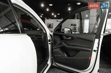 Внедорожник / Кроссовер Audi Q7 2016 в 