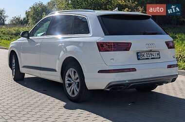 Позашляховик / Кросовер Audi Q7 2017 в 