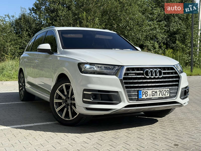 Внедорожник / Кроссовер Audi Q7 2016 в 