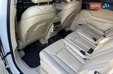 Внедорожник / Кроссовер Audi Q7 2016 в 