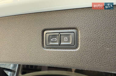 Внедорожник / Кроссовер Audi Q7 2016 в 