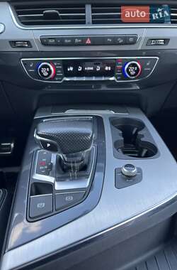 Позашляховик / Кросовер Audi Q7 2019 в 