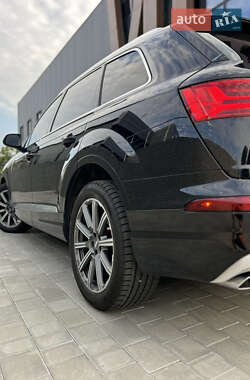 Внедорожник / Кроссовер Audi Q7 2017 в 