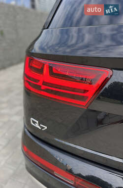 Внедорожник / Кроссовер Audi Q7 2017 в 