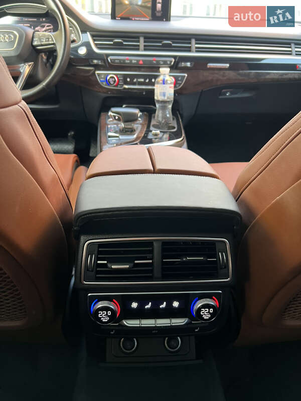Позашляховик / Кросовер Audi Q7 2016 в Чернівцях