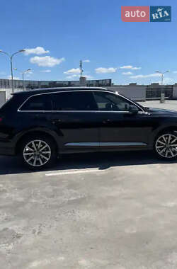 Внедорожник / Кроссовер Audi Q7 2018 в 