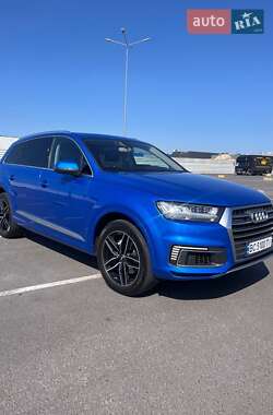 Внедорожник / Кроссовер Audi Q7 2015 в 