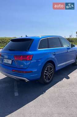 Внедорожник / Кроссовер Audi Q7 2015 в 
