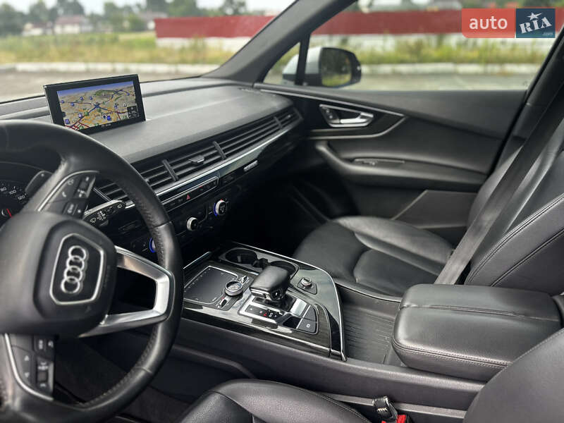 Внедорожник / Кроссовер Audi Q7 2017 в Нетешине