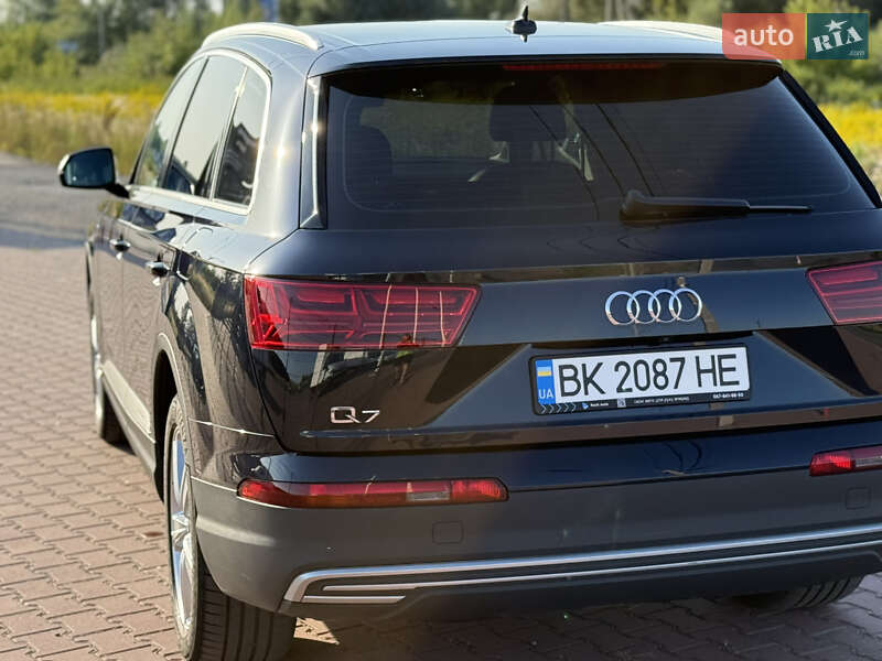 Позашляховик / Кросовер Audi Q7 2016 в Рівному