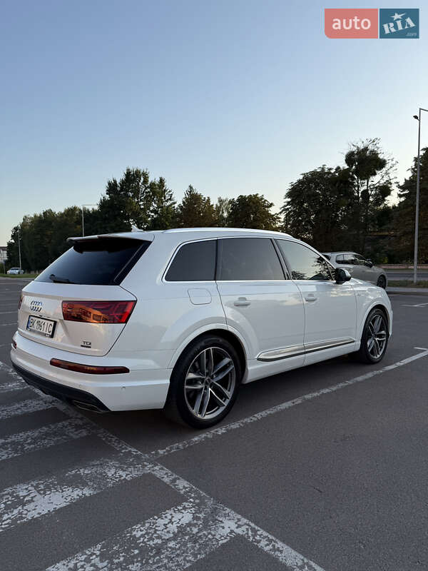 Позашляховик / Кросовер Audi Q7 2016 в Рівному