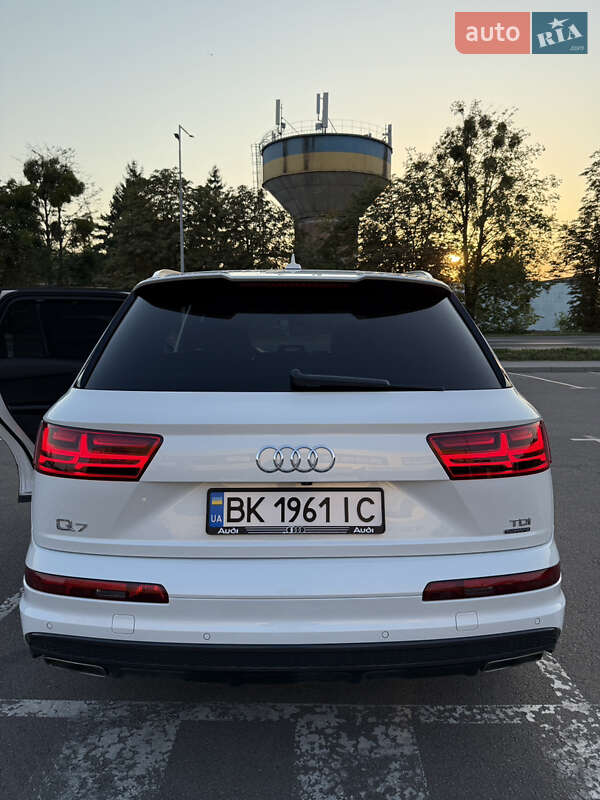 Позашляховик / Кросовер Audi Q7 2016 в Рівному