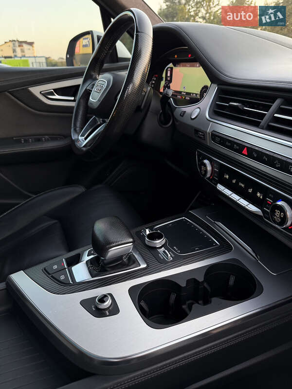 Позашляховик / Кросовер Audi Q7 2016 в Рівному