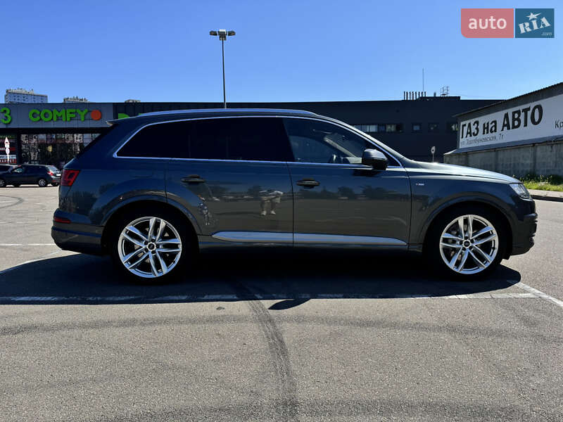 Позашляховик / Кросовер Audi Q7 2016 в Києві