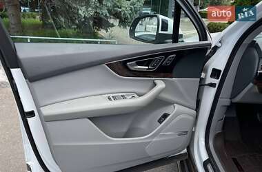 Внедорожник / Кроссовер Audi Q7 2016 в 