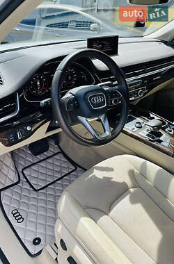 Внедорожник / Кроссовер Audi Q7 2016 в 