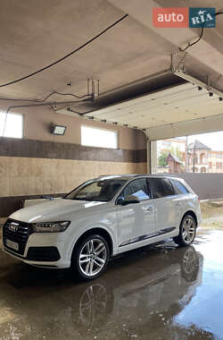 Внедорожник / Кроссовер Audi Q7 2017 в 