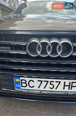 Позашляховик / Кросовер Audi Q7 2017 в 