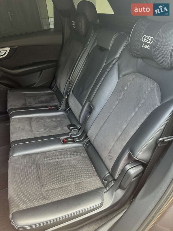 Внедорожник / Кроссовер Audi Q7 2017 в Судовой Вишне