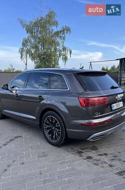 Позашляховик / Кросовер Audi Q7 2015 в 
