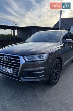 Позашляховик / Кросовер Audi Q7 2015 в 