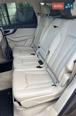 Позашляховик / Кросовер Audi Q7 2015 в 