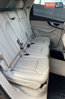 Позашляховик / Кросовер Audi Q7 2015 в 