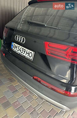 Внедорожник / Кроссовер Audi Q7 2016 в 
