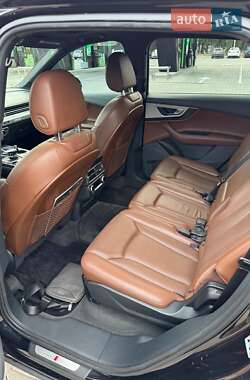 Внедорожник / Кроссовер Audi Q7 2016 в 