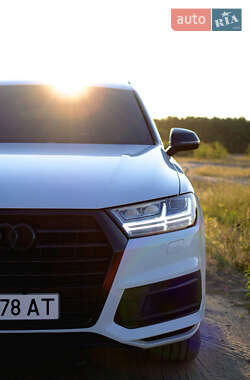 Внедорожник / Кроссовер Audi Q7 2017 в 
