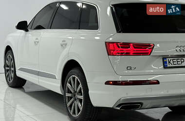 Позашляховик / Кросовер Audi Q7 2017 в 
