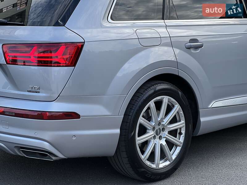 Позашляховик / Кросовер Audi Q7 2015 в Ужгороді