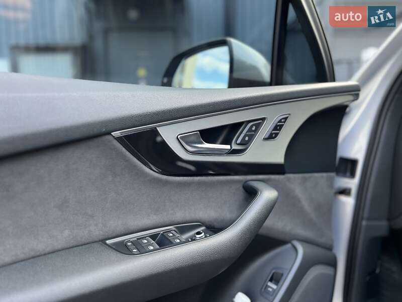 Позашляховик / Кросовер Audi Q7 2015 в Ужгороді