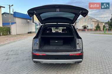 Внедорожник / Кроссовер Audi Q7 2016 в 