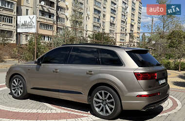 Внедорожник / Кроссовер Audi Q7 2018 в 