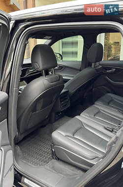 Позашляховик / Кросовер Audi Q7 2020 в 