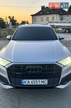 Позашляховик / Кросовер Audi Q7 2021 в 
