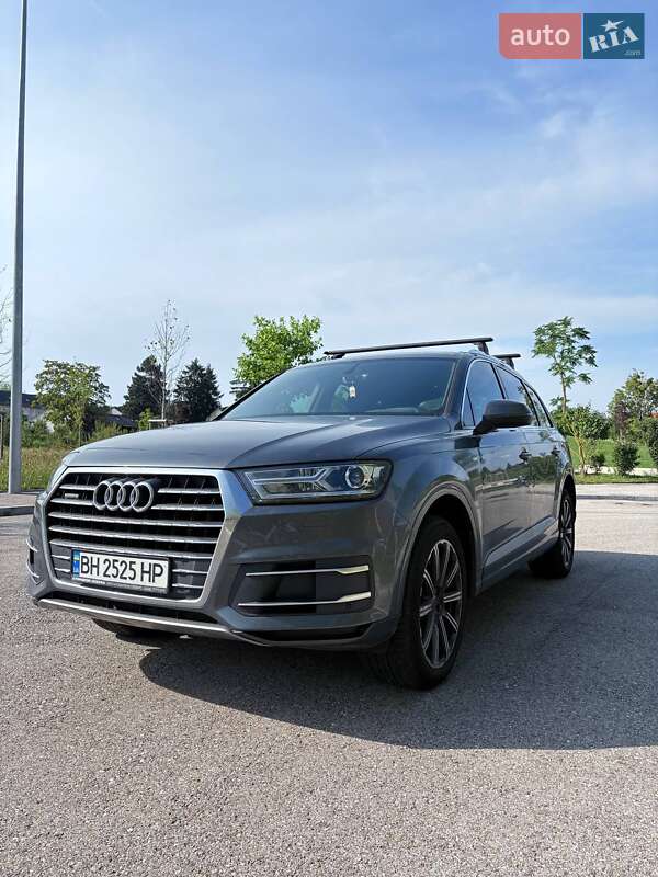 Внедорожник / Кроссовер Audi Q7 2015 в 