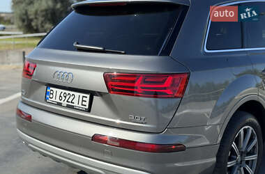 Внедорожник / Кроссовер Audi Q7 2016 в 