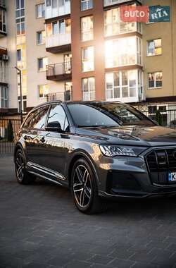 Позашляховик / Кросовер Audi Q7 2019 в 
