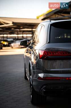 Позашляховик / Кросовер Audi Q7 2019 в 