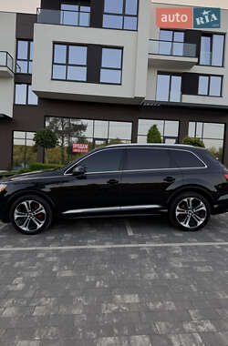 Позашляховик / Кросовер Audi Q7 2020 в 