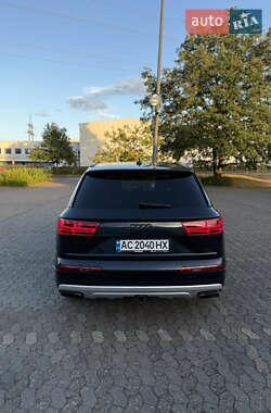 Позашляховик / Кросовер Audi Q7 2016 в 