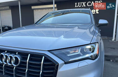 Позашляховик / Кросовер Audi Q7 2019 в 